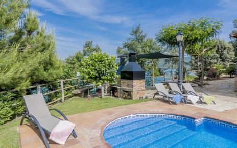 La piscina está filtrada con sal